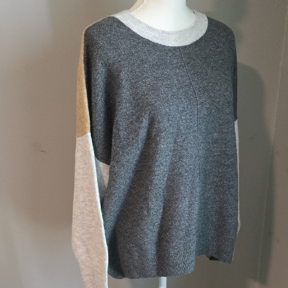 Vince Camuto Gray and Cream Crew Neck Sweater Size XL